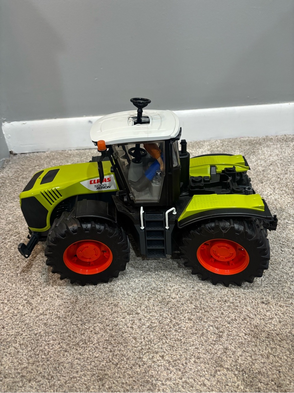 Bruder 03015 - Claas Xerion 5000 Tractor - Scale 1:16 Realistic Made in Germany